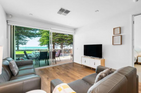 Luxury Breeze Beachfront Apartment